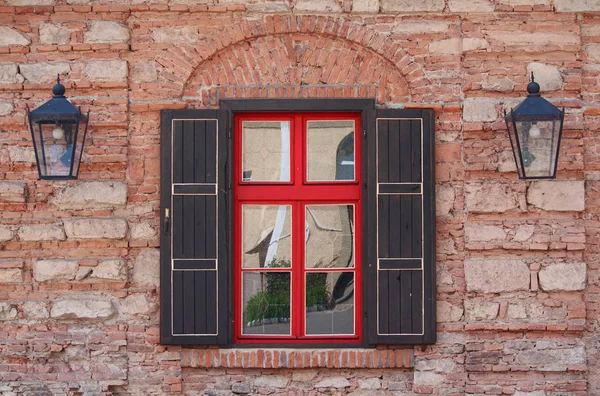 Rode houten venster en bakstenen muur. Stedelijke — Stockfoto