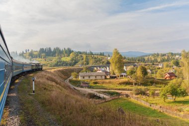 Güneşli Köyü'nde tren penceresinden görüntüleyin. Karpatlar, U