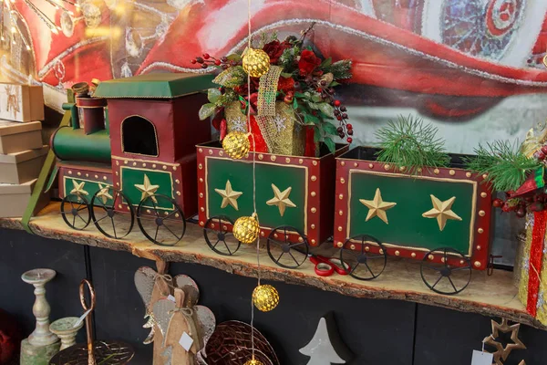Yakışıklı lokomotif üstünde belgili tanımlık sayaç Noel oyuncaklar arasında. Sal — Stok fotoğraf