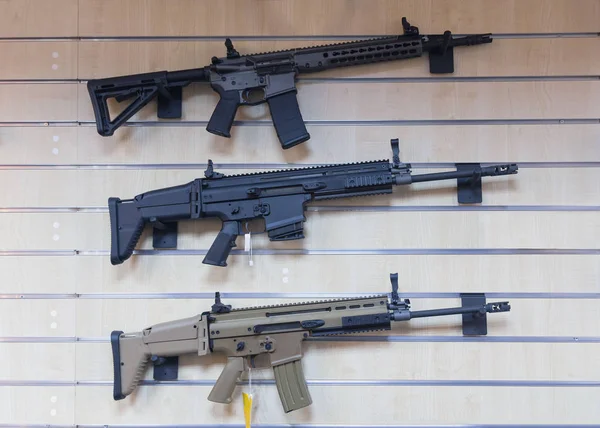 Automatiska gevär hängande i montern i butiken. Vapen — Stockfoto