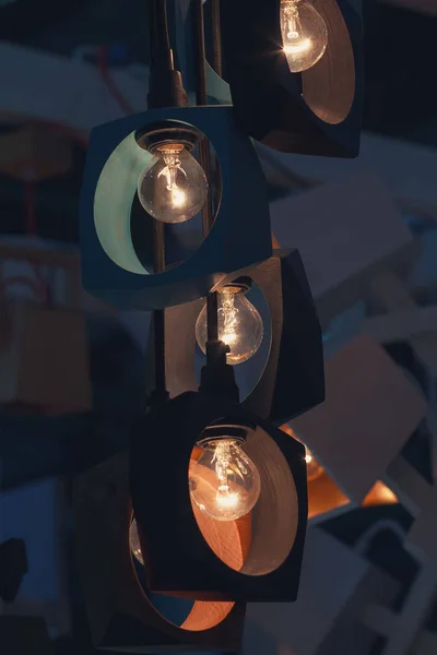 Holzlampen im zeitgenössischen Stil. Innenraum — Stockfoto