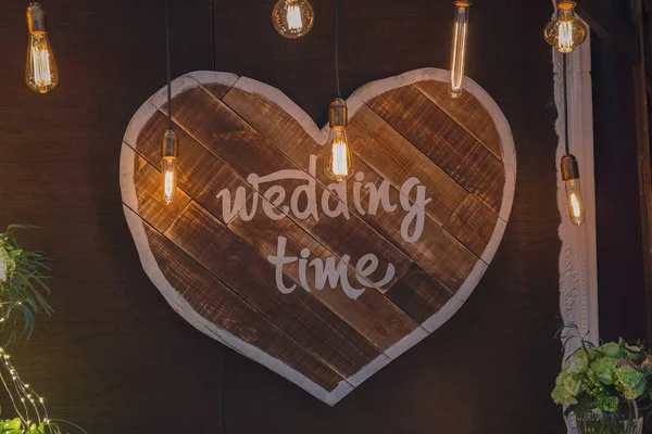 Heart made of wooden planks and electric lamps retro. Wedding de — Stock Photo, Image