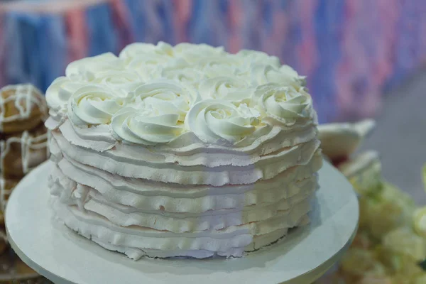 Hermoso pastel de boda crema de cerca. Comida — Foto de Stock