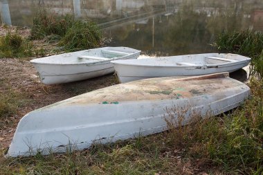 Soğuk bir sabah Nehri üzerinde tekne beyaz