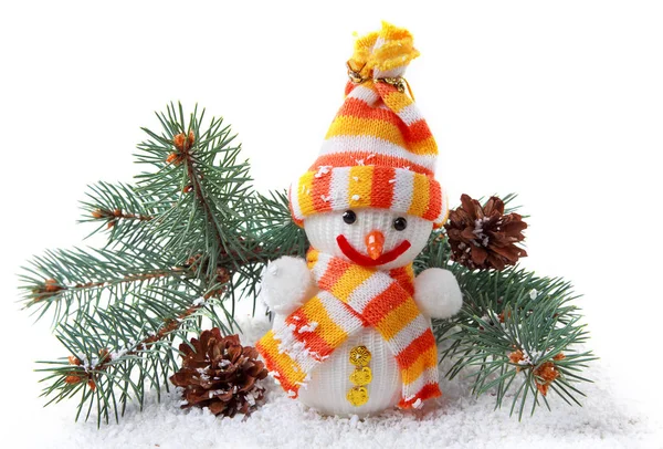 Carino pupazzo di neve giocattolo e ramo di pino. Isolato su sfondo bianco — Foto Stock
