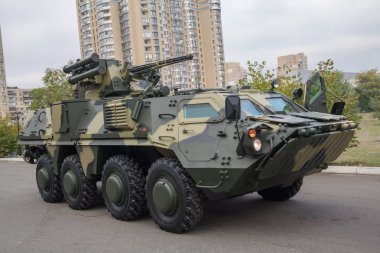 Zırhlı personel taşıyıcı Ukraynalı üretim otomatik bir silahla. Silah