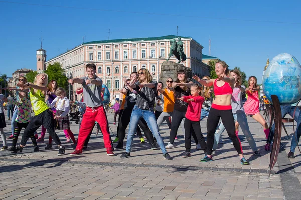 Kiev, Ucrania - 29 de abril de 2016: Entrenamiento de danza en el área de Sofía — Foto de Stock