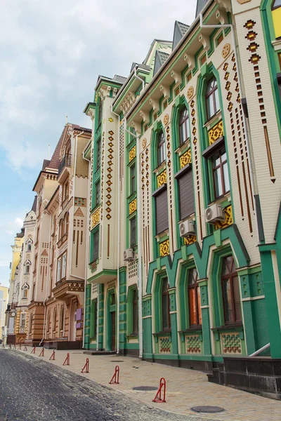 Klasik tarzda güzel binalar sırasının. Kiev, Ukrayna — Stok fotoğraf