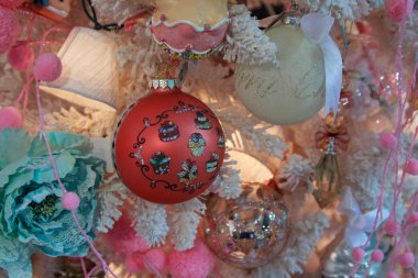 Ağaç üzerinde asılı güzel boyalı Noel topları