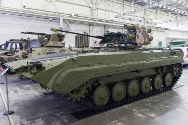 Kiev, Ukrayna - 14 Ekim 2016: araç Ukraynalı üretim Sovyet dönemi ekipmanları yükselterek mücadele Piyade