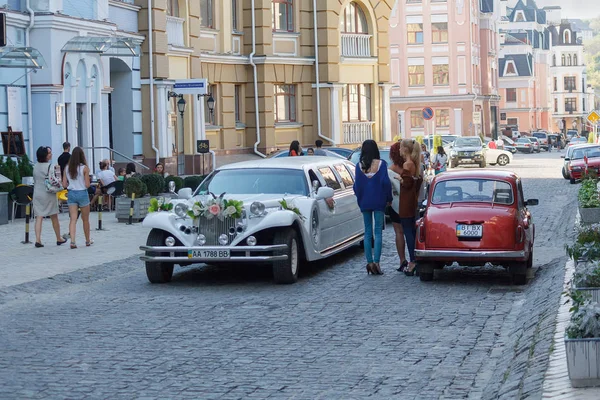 Kiev, Ukraine - September 20, 2015: Luxury wedding car and pedes — Stock Photo, Image