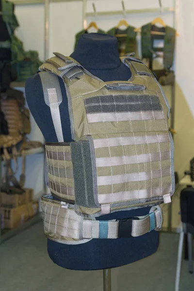 Body armor op de etalagepop. Wapens en veiligheid — Stockfoto
