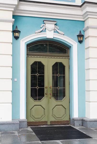 Front entrance to a home with classic design. Architecture — Stock Photo, Image