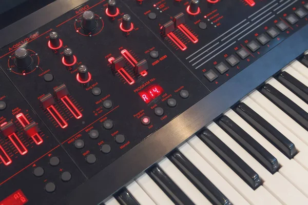 Nycklar elektronisk synthesizer närbild. Musikinstrument — Stockfoto