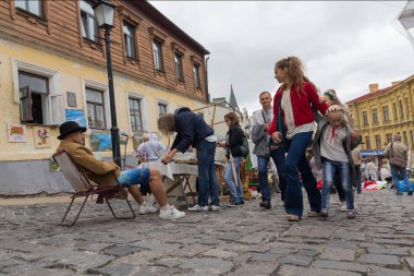 Kiev, Ukrayna - 24 Ağustos 2016: turistler sokak St Andrew's kökenli bir bit pazarı mal