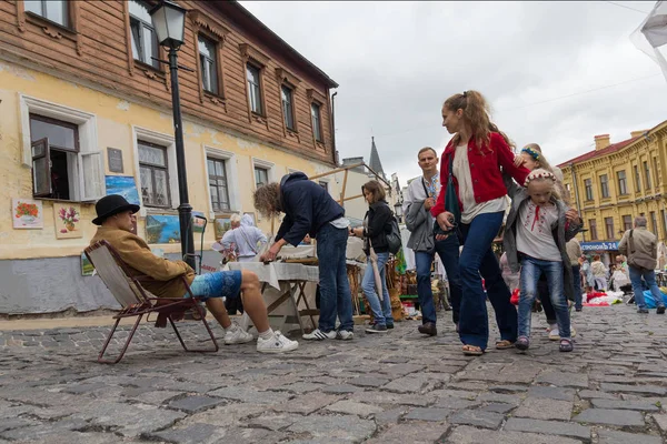 Kiev, Ukrayna - 24 Ağustos 2016: turistler sokak St Andrew's kökenli bir bit pazarı mal