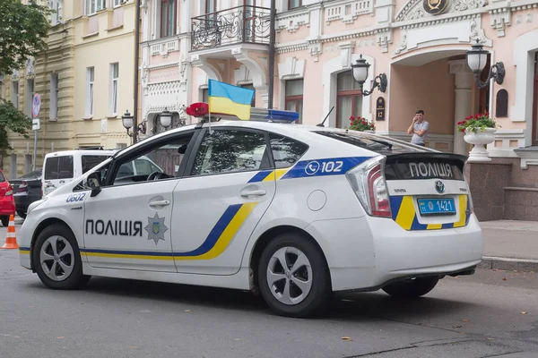 Kyjev, Ukrajina - 24. srpna 2016: Policejní auto na ulici města — Stock fotografie