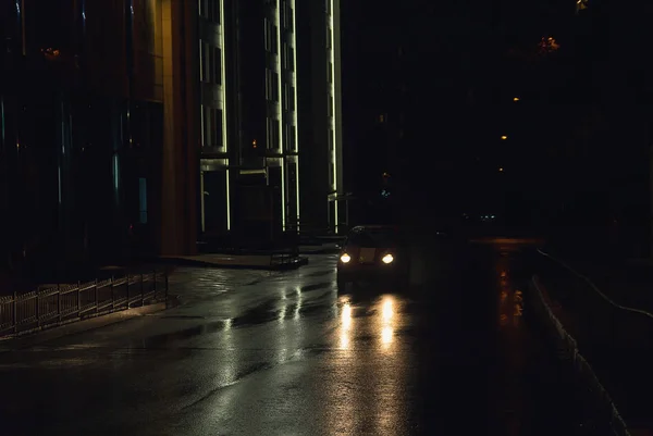 Nacht Straße und Autos im Regen — Stockfoto