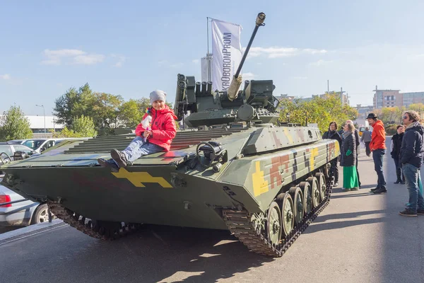 Kiew, Ukraine - 14. Oktober 2016: Besucher sehen Modelle von Waffen in der Ausstellung "Waffen und Sicherheit - 2016" — Stockfoto