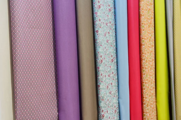 A textiltermékek, a kirakatba színes minták — Stock Fotó