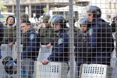 Kiev, Ukrayna - 12 Haziran 2016: Cordon, zırh kaplı polis gay geçit katılımcıların radikallere karşı koruma