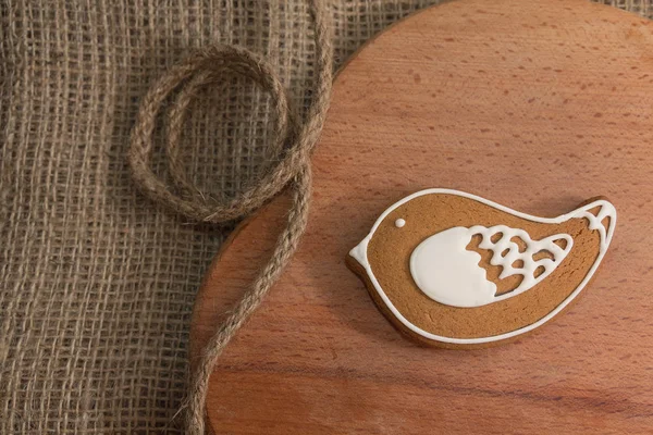 Cookies in the shape of a bird on a wooden background. Food — Stock Photo, Image