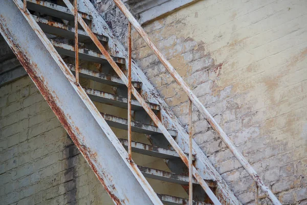 Escalera oxidada en una vieja pared. Abstracción arquitectónica — Foto de Stock