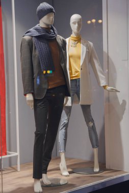 Ekranda sıcak giysiler mankenler. Moda