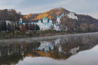 Seversky Donets Nehri manzaralı Svyatogorsk Lavra şafak. Ukrayna