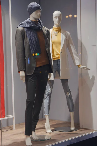 Maniquíes en ropa de abrigo en exhibición. Moda — Foto de Stock