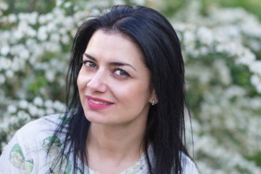 Çiçekli bahçe içinde güzel bir kadın. İnsanlar