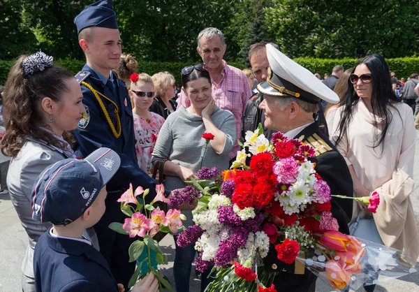 Kiev, Ucrania - 09 de mayo de 2016: Los ciudadanos felicitan a los veteranos de la Segunda Guerra Mundial con el aniversario de la victoria — Foto de Stock