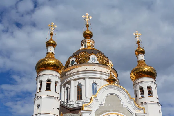 Domos dorados de la iglesia ortodoxa. Donetsk, Ucrania — Foto de Stock