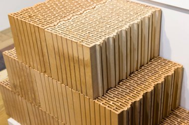 Yeni tuğla inşaat için stok bulunmaktadır. Sanayi