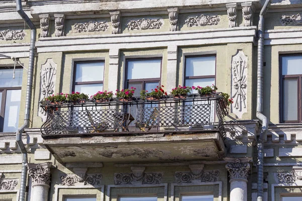 Balkong med blommor på fasaden av den gamla byggnaden. Arkitektur — Stockfoto