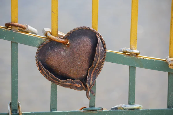 Symbolische hart geketend met een hangslot aan de brug — Stockfoto