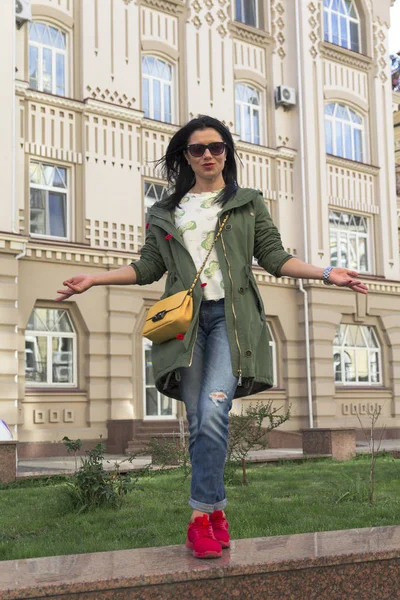 Sokakta sarı çanta ile güzel bir kadın. İnsanlar