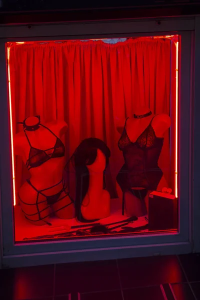 Showcase sex shop na luz da noite — Fotografia de Stock