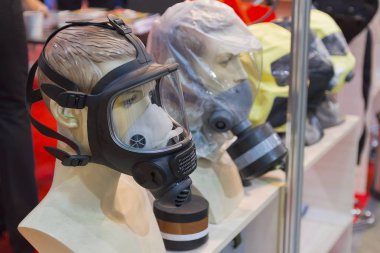 Mankenler kişisel koruyucu ekipman örnekleri ile. Sanayi