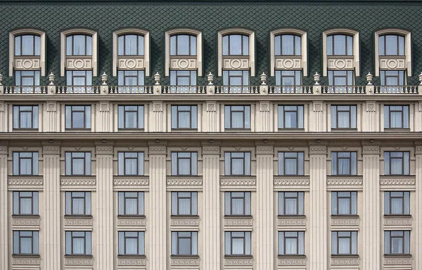 Varias ventanas en fila en la fachada del edificio en estilo clásico. Arquitectura —  Fotos de Stock