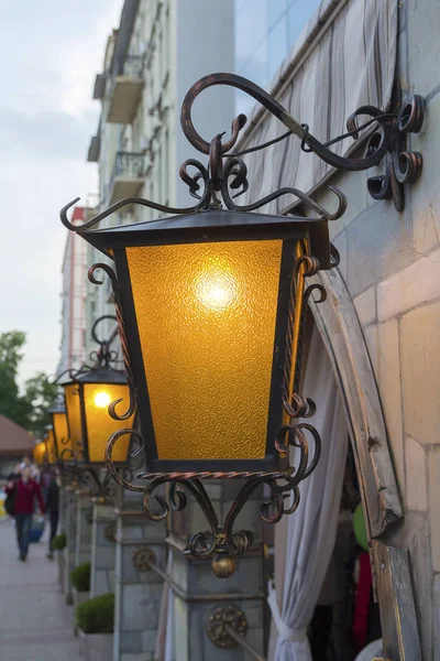 Street lamp in retro style lights in the evening. Architecture — Stock Photo, Image
