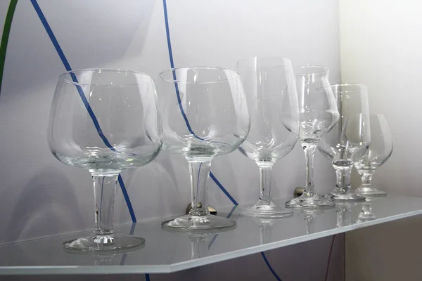 Cam şarap bir alışveriş pomschenii gözlük. Satılık — Stok fotoğraf
