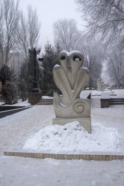 Karla kaplı Bulvarı'nda çağdaş sanat örnekleri. Donetsk, Ukrayna