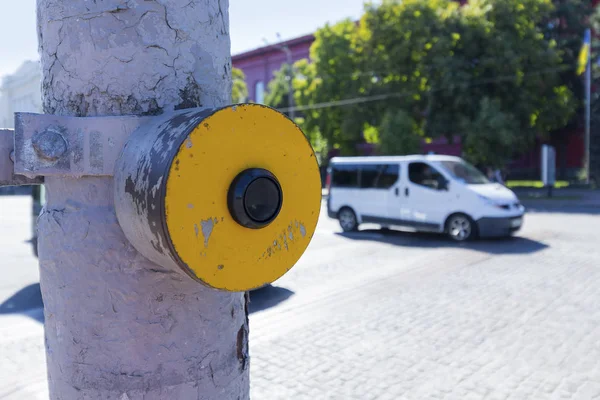 Botón amarillo de señal para ciegos en el cruce de la carretera — Foto de Stock
