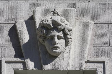 Bir adamın kafasını duvara şeklinde Baralef. Mimari