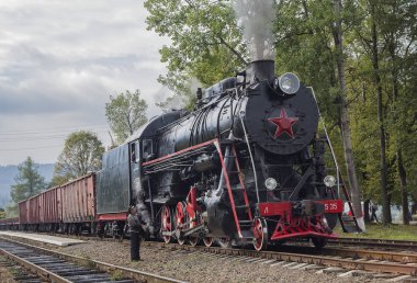Yasinya, Ukrayna - 29 Ağustos 2016: Yassin Lviv tren istasyonundaki eski Sovyet lokomotifi