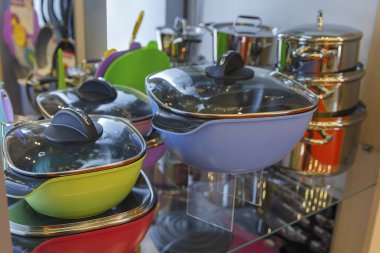 Metal sayaç portre üzerinde tava. Üretim