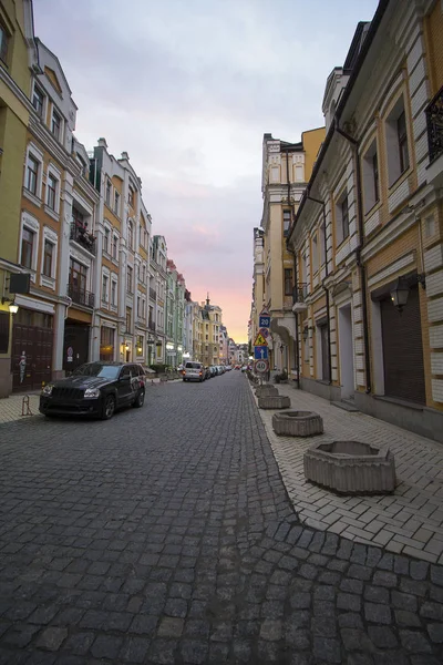 Calle de la ciudad con pavimento a la luz de la noche. Kiev, Ucrania — Foto de Stock