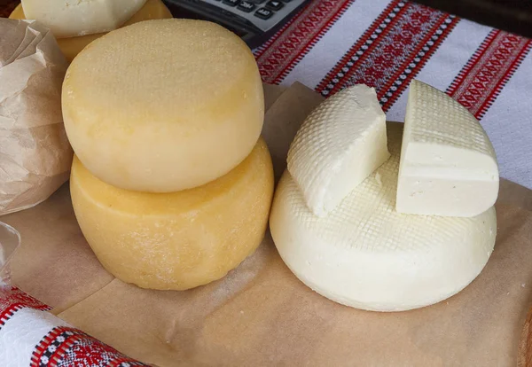 Различные сорта сыра на прилавке. Еда — стоковое фото