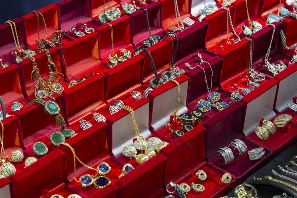 Varias joyas en el mostrador de cerca. Venta — Foto de Stock